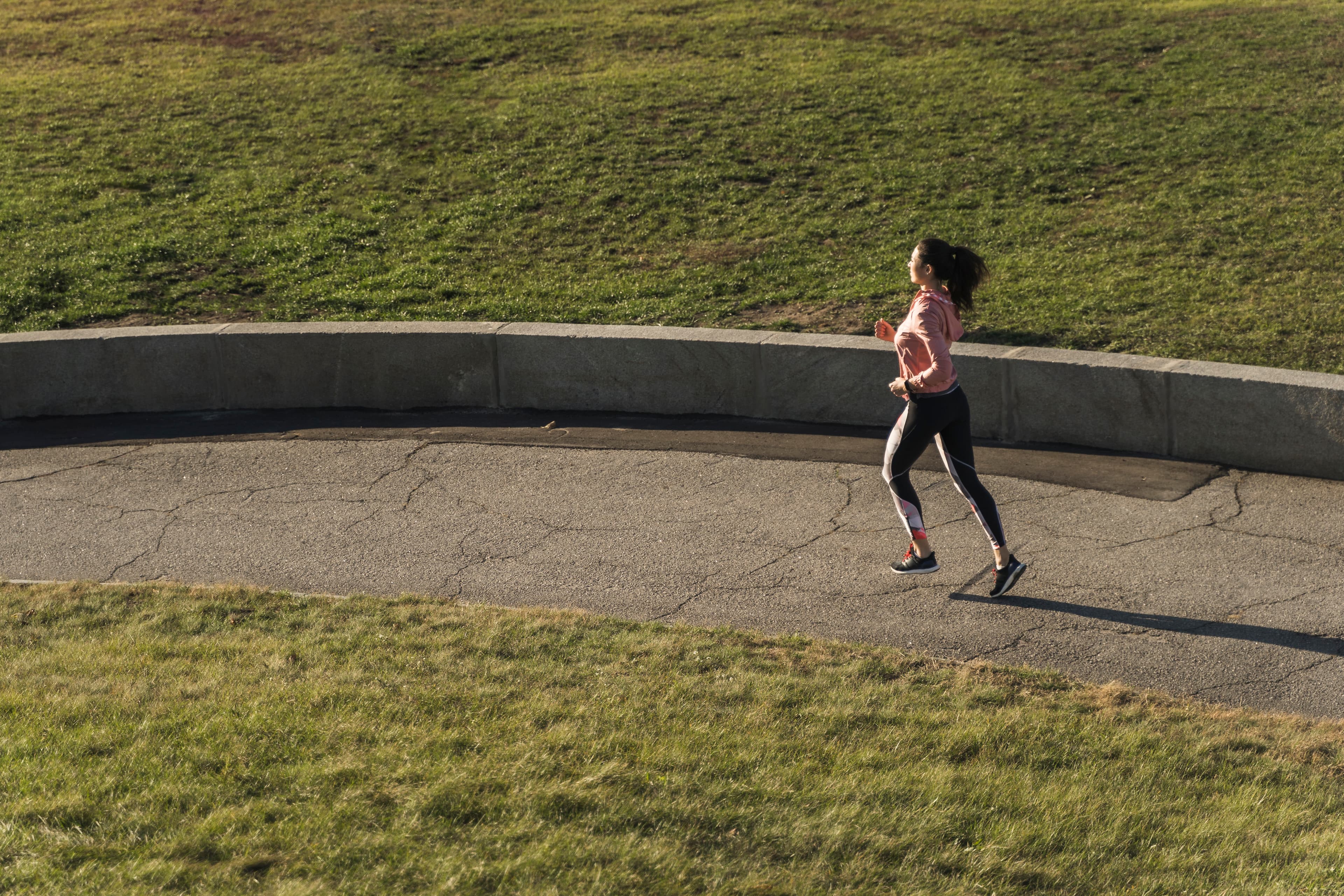 Armonia jogging lane winding through landscaped greenery